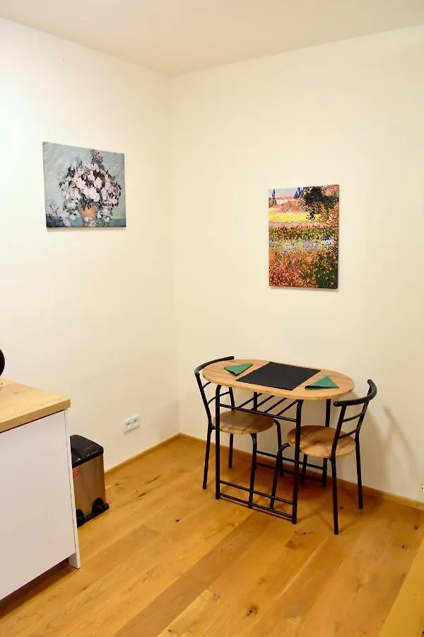 Airstay Prague Apartment: Grebovka 0*,